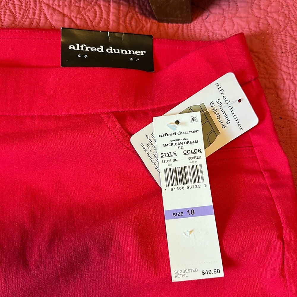Alfred Dunner control panel shorts. Inseam 13. Red stretchy flat front. New 18